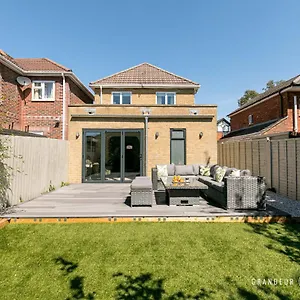 https://4-bed-house-cntrl-poole-garden-and-parking.tophotelsbath.com