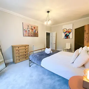 https://rose-streets-hidden-treasure-2bed-newly-refurbished-apt.edinburghhotelsuk.org